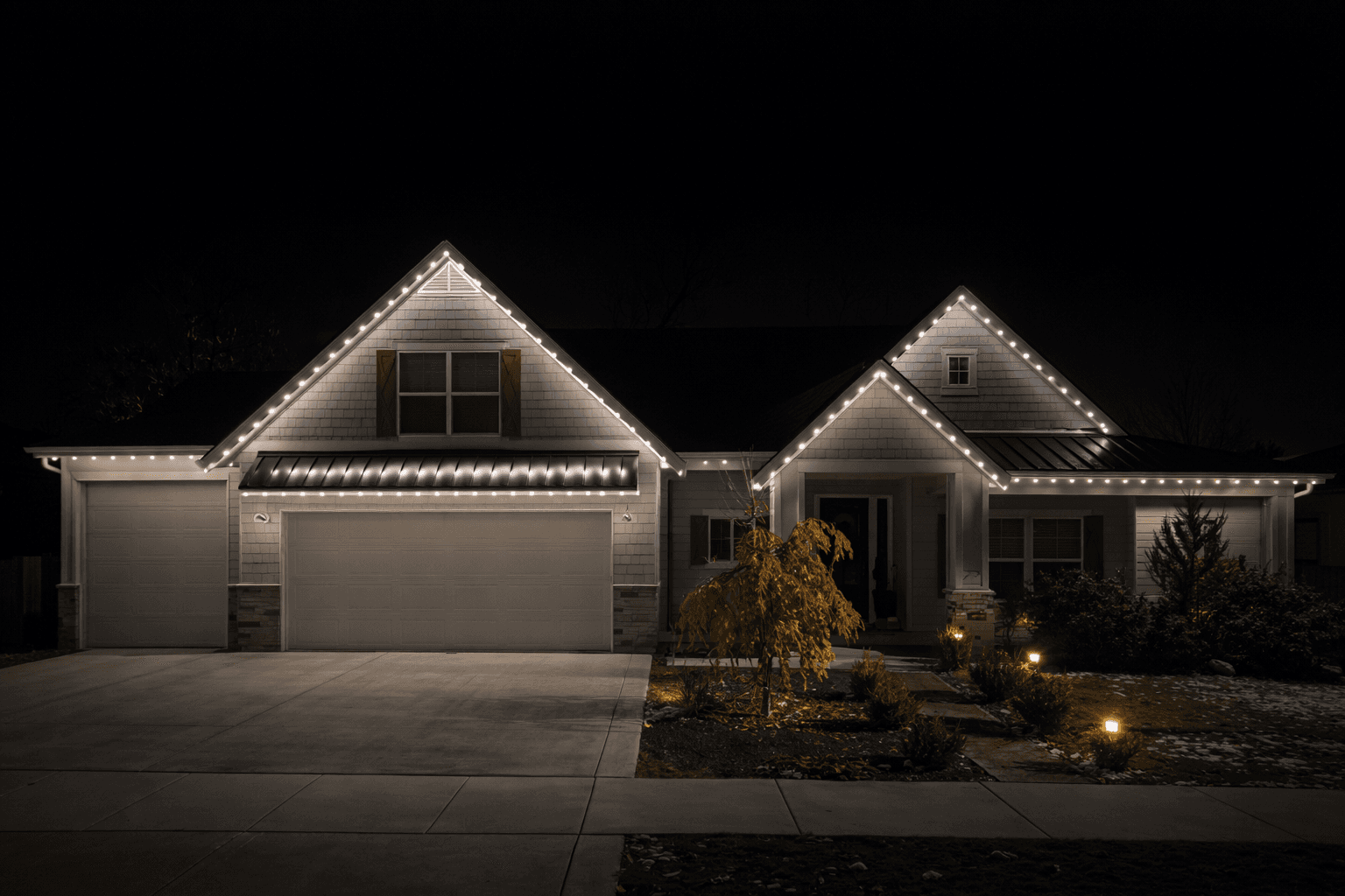 Design visualization: Home with warm white permanent LED roofline lighting